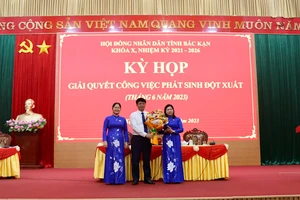Thường trực Hội đồng nhân dân tỉnh Bắc Kạn tặng hoa chúc mừng ông Nông Quang Nhất đã được bầu giữ chức vụ Phó Chủ tịch Ủy ban nhân dân tỉnh.