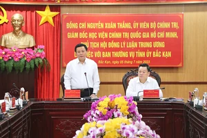 Đồng chí Nguyễn Xuân Thắng phát biểu kết luận tại buổi làm việc. 