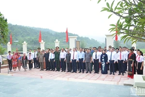 Các đại biểu chào cờ tại di tích lịch sử Coỏng Tát, thôn Bản Duồm, xã Thượng Ân, huyện Ngân Sơn. 