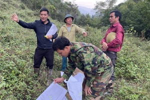 Cán bộ huyện Ba Bể thống kê, kiểm đếm đất đai, tài sản của người dân để giải phóng mặt bằng dự án đoạn qua xã Quảng Khê. (Ảnh: THU CÚC).