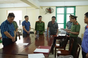 Cơ quan An ninh điều tra thi hành lệnh bắt tạm giam đối tượng Hoàng Thanh Bình (hàng đầu bên trái). (Ảnh: Công an Bắc Kạn)