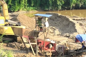 Hoạt động khai thác cát, sỏi tại mỏ Nà Khon-Nà Diệc có nhiều vi phạm. (Ảnh: NGỌC TÚ)