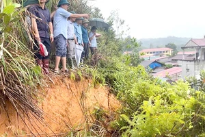 Lãnh đạo tỉnh Bắc Kạn kiểm tra vị trí nguy cơ sạt lở đất tại xã Xuân Dương, huyện Na Rì. (Ảnh: THU TRANG)