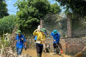 Đoàn viên, thanh niên hỗ trợ người dân Ba Bể khắc phục hậu quả mưa bão. (Ảnh: ĐĂNG TRÌNH)