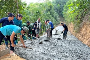 Được hỗ trợ nguyên vật liệu, người dân xã Nông Thượng, thành phố Bắc Kạn góp sức đổ bê-tông đường thôn. (Ảnh: TUẤN SƠN)