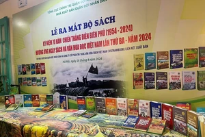 Trưng bày sách tại lễ ra mắt bộ sách kỷ niệm 70 năm Chiến thắng Điện Biên Phủ.
