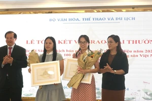 Thứ trưởng Bộ Văn hóa, Thể thao và Du lịch Tạ Quang Đông (trái) trao giải thưởng cho các tác giả.