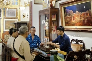 Thưởng trà, ngắm tranh tại không gian D&C Gallery.