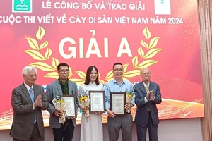 Ban Tổ chức trao giải A cho ba tác giải có tác phẩm đoạt giải cuộc thi.