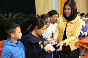 Lãnh đạo Sở Nội vụ tỉnh Thanh Hóa trao học bổng cho học sinh