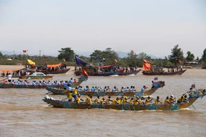 Thi bơi chải trên lạch Hới ở thành phố Sầm Sơn.