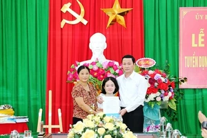 Chủ tịch tỉnh Thanh Hóa trao Quyết định tuyển dụng viên chức đối với Lê Thị Thắm.