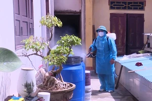  Phun hóa chất diệt muỗi truyền bệnh sốt xuất huyết ở thị xã Nghi Sơn.