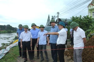 Lãnh đạo tỉnh Thanh Hóa cùng các thành viên đoàn công tác nắm bắt sự cố đê sông Càn.