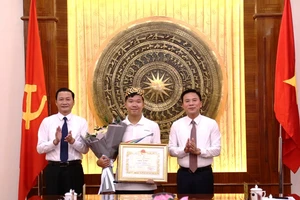 Lãnh đạo tỉnh Thanh Hóa tặng Bằng khen, biểu dương thành tích của em Lê Xuân Mạnh.