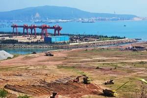 Thi công hạ tầng, khai thác lợi thế cảng biển ở Khu kinh tế Nghi Sơn.