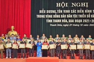 Lãnh đạo tỉnh Thanh Hóa trao tặng Bằng khen cho các cá nhân tiên tiến.