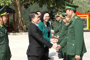 Lãnh đạo Hội đồng Dân tộc của Quốc hội với Bộ đội Biên phòng ở huyện Mường Lát, tỉnh Thanh Hóa.