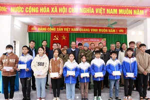 Nguyên Phó Thủ tướng Trương Hòa Bình tặng quà Tết cho học sinh, hộ khó khăn, cán bộ hưu trí ở xã Lam Sơn, huyện Ngọc Lặc.