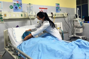 Nhân viên y tế chăm sóc, điều trị bệnh nhân bị ngộ độc khí CO.