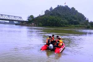 Lực lượng chức năng tìm kiếm nạn nhân trên sông Mã.