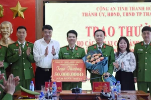 Lãnh đạo thành phố Thanh Hóa trao thưởng cho tập thể lập công.