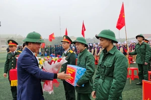 Bí thư Tỉnh ủy Thanh Hóa trao tặng quà cho các tân binh.