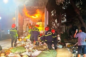 Lực lượng chuyên nghiệp vừa chữa cháy, vừa di chuyển hàng hóa trong thùng xe container.