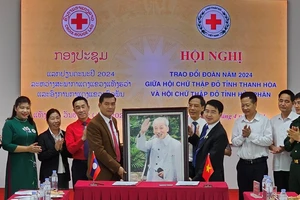 Hội Chữ thập đỏ tỉnh Thanh Hóa tặng ảnh Bác Hồ cho Hội Chữ thập đỏ tỉnh Hủa Phăn.
