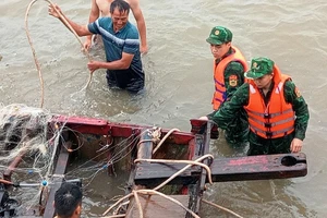 Bộ đội Biên phòng trợ giúp ngư dân trục vớt phương tiện.
