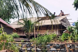 Người dân ở huyện Mường Lát, tỉnh Thanh Hóa chủ động lợp lại mái nhà.