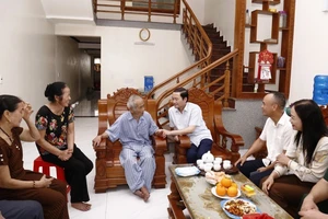 Lãnh đạo tỉnh Thanh Hóa ân cần hỏi thăm sức khỏe cựu chiến sĩ Điện Biên ở thành phố Sầm Sơn.