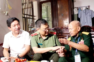 Lãnh đạo Công an tỉnh Thanh Hóa thăm, trò chuyện với chiến sĩ Điện Biên.