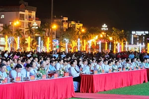 Các đại biểu cùng nhân dân tại Thanh Hóa tham dự điểm cầu truyền hình. 