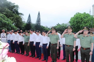 Đại tướng Tô Lâm cùng đoàn công tác tưởng niệm Chủ tịch Hồ Chí Minh vĩ đại.