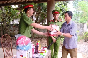 Người dân huyện Quan Hóa mang súng kíp, đổi lấy vật dụng gia đình.