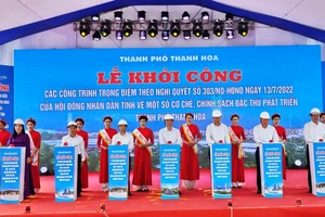 Các đại biểu khởi công xây dựng các công trình trọng điểm ở thành phố Thanh Hóa.