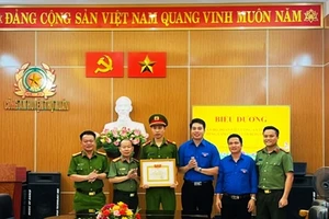 Huyện đoàn Thọ Xuân trao tặng Giấy khen cho đoàn viên Lê Anh Biên.