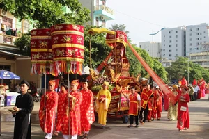 Các phường, xã rước kiệu thành hoàng làng về khu vực Đền thờ Độc Cước cùng phối tế.