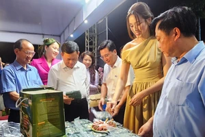 Các đại biểu tham quan sản phẩm nem chua xứ Thanh.