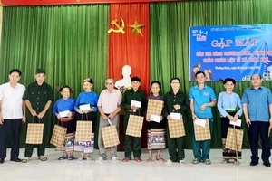 Đại diện Sở Giáo dục và Đào tạo tỉnh Thanh Hóa và huyện Thường Xuân tặng quà cho các gia đình chính sách.