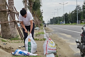 Người dân Thanh Hóa đóng cát vào bao bì, phòng chống bão số 3.