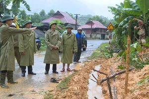 Cán bộ vùng thượng du Thanh Hóa về cơ sở chỉ đạo, điều hành ứng phó với mưa lũ.