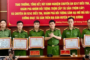 Ban Giám đốc Công an tỉnh Thanh Hóa trao tặng Giấy khen cho các cá nhân có thành tích xuất sắc.