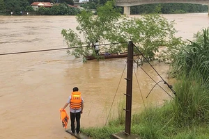 Lực lượng cứu hộ tiếp cận, cứu hộ nạn nhân.