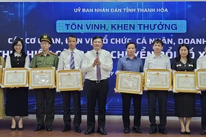 Lãnh đạo tỉnh Thanh Hóa trao tặng Bằng khen cho các tập thể xuất sắc.