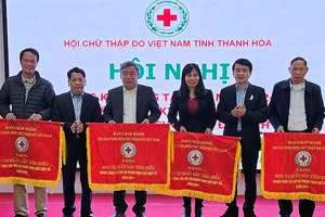 Hội Chữ thập đỏ Thanh Hóa tặng Cờ thi đua cho 4 đơn vị.