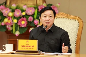 Phó Thủ tướng Chính phủ Trần Hồng Hà phát biểu ý kiến chỉ đạo tại cuộc họp. 