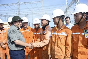 Thủ tướng Phạm Minh Chính thăm hỏi, động viên cán bộ, công nhân thi công Trạm biến áp 500kV Thanh Hóa. (Ảnh: Trần Hải)