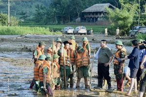 Thủ tướng Phạm Minh Chính thăm hỏi, động viên các cán bộ, chiến sĩ quân đội đang tìm kiếm người mất tích tại Làng Nủ. (Ảnh: TRẦN HẢI)